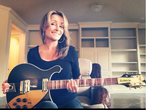 Janis Oliver holding guitar